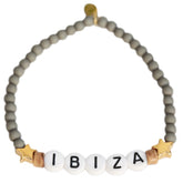 Een leuke kralen armband met Ibiza. De armband is gemaakt van elastiek!