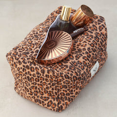 Neceser estampado con bloques de leopardo
