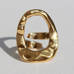 Goldener ring organisches statement
