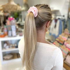 Scrunchie broderie roze