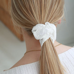 Scrunchie Stickerei weiß