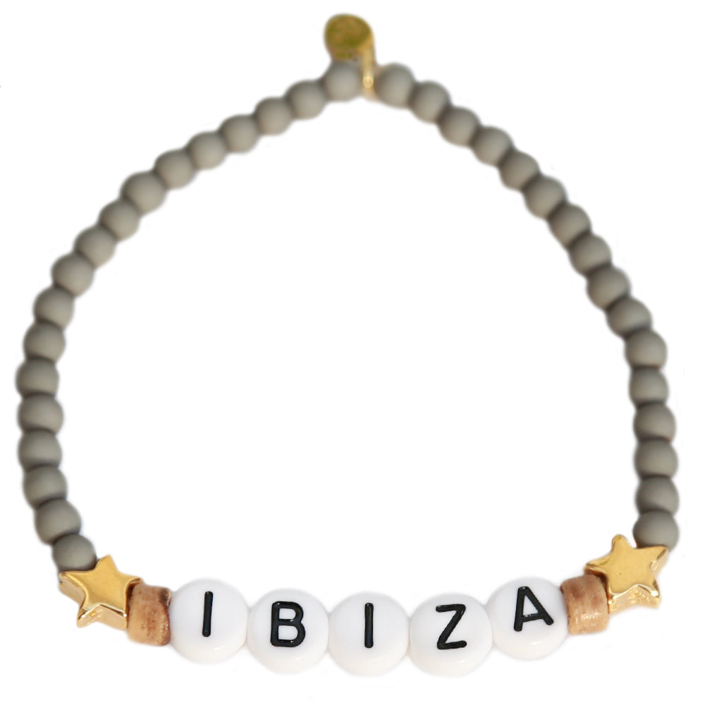 Een leuke kralen armband met Ibiza.  De armband is gemaakt van elastiek!