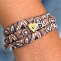 Bracelet marron style bandana avec un cœur doré