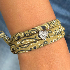 Pulsera estilo bandana color verde oliva con corazón de plata