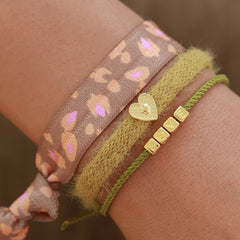 Fluffy curry bracelet