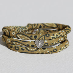 Pulsera estilo bandana color verde oliva con corazón de plata