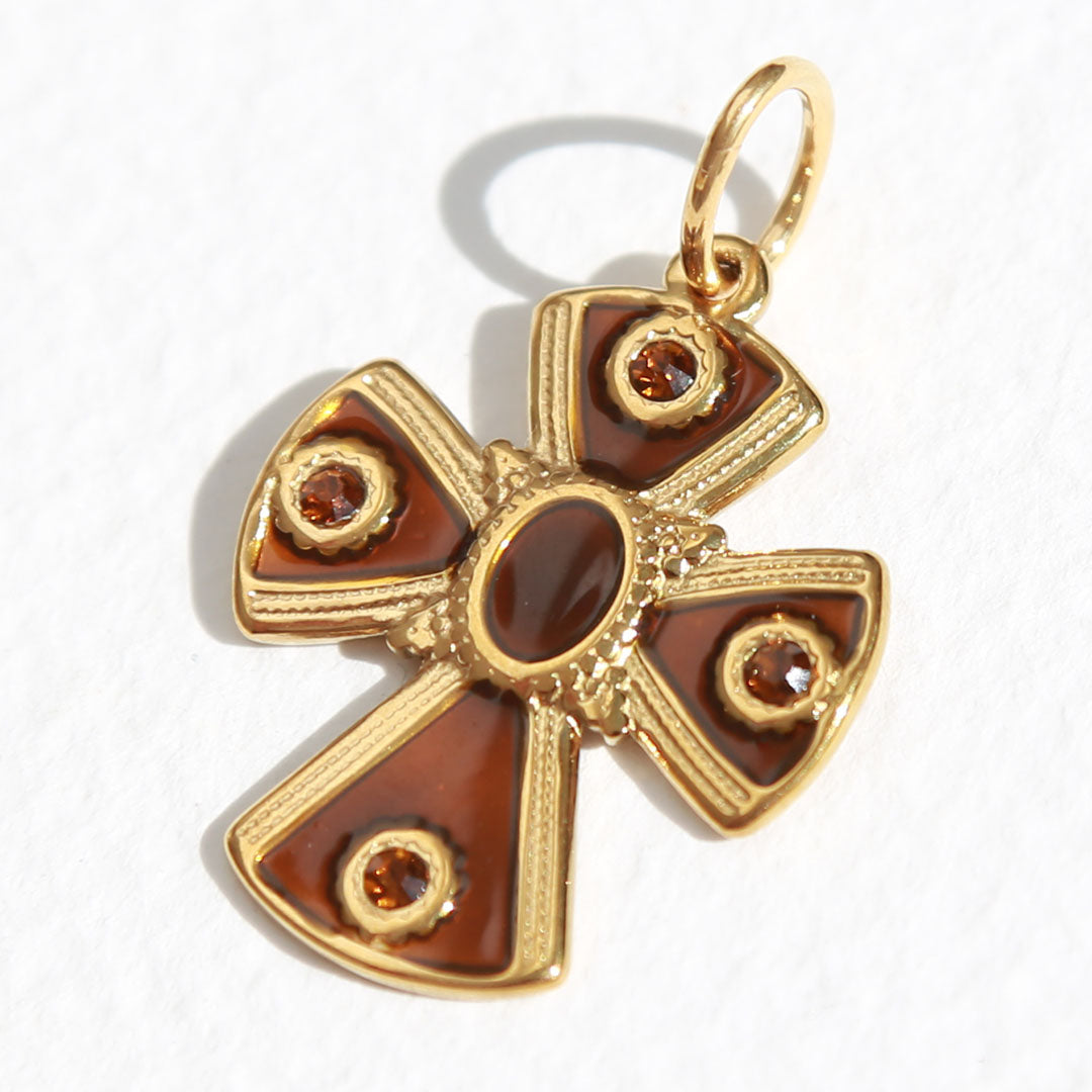 breloque croix d'ambre