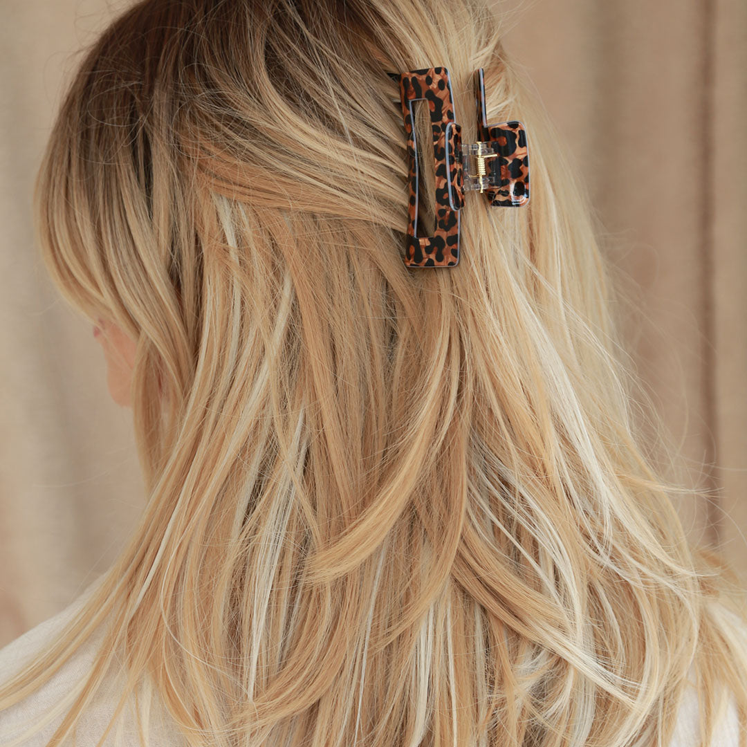 Haarspange mit dunklem Leopardenmuster