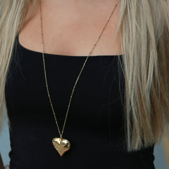 Collier long en or avec cœur audacieux