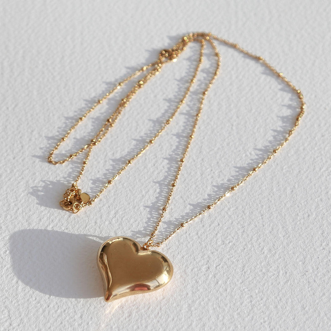 Collier long en or avec cœur audacieux