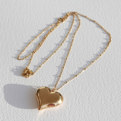 Collier long en or avec cœur audacieux