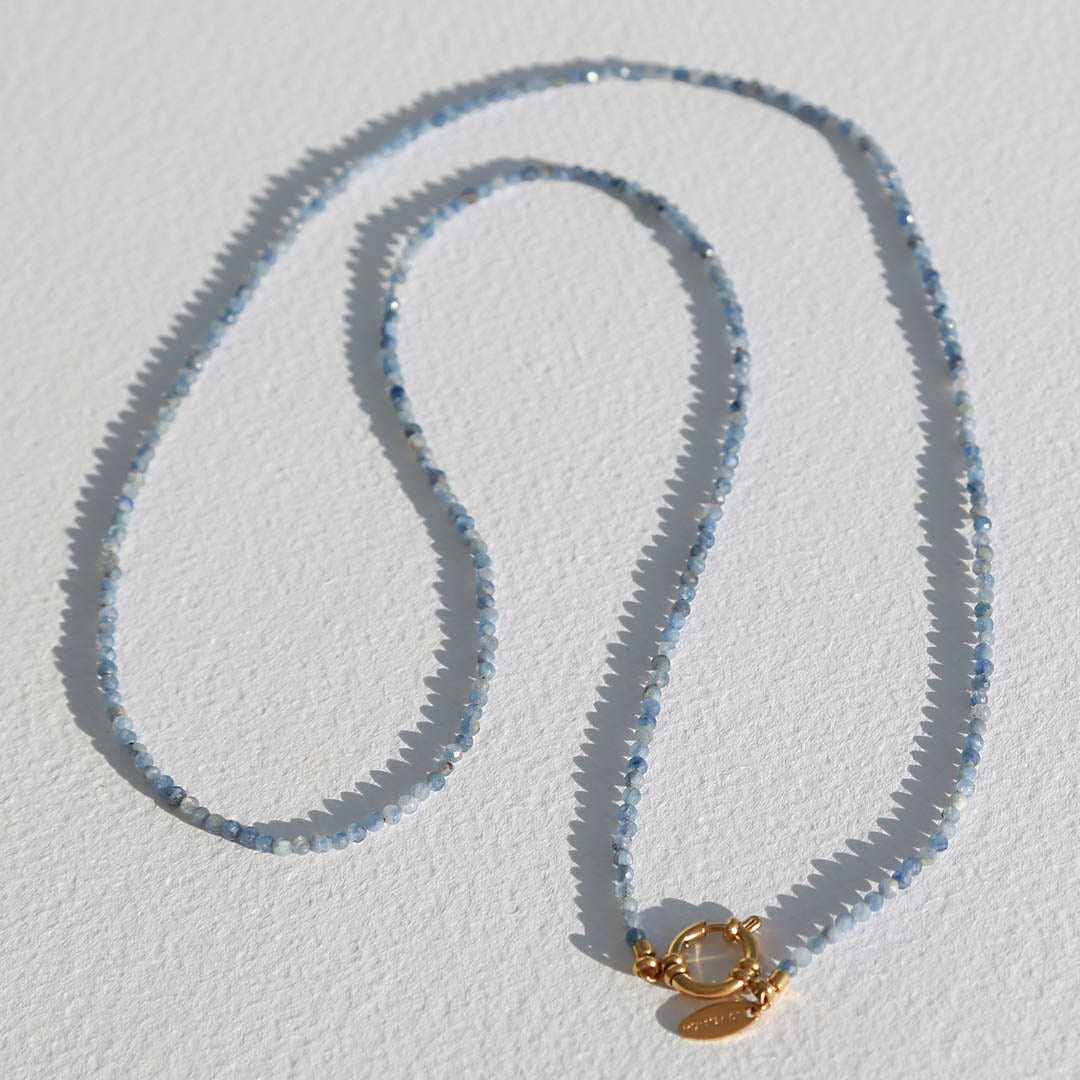 Long collier en kyanite naturelle facette