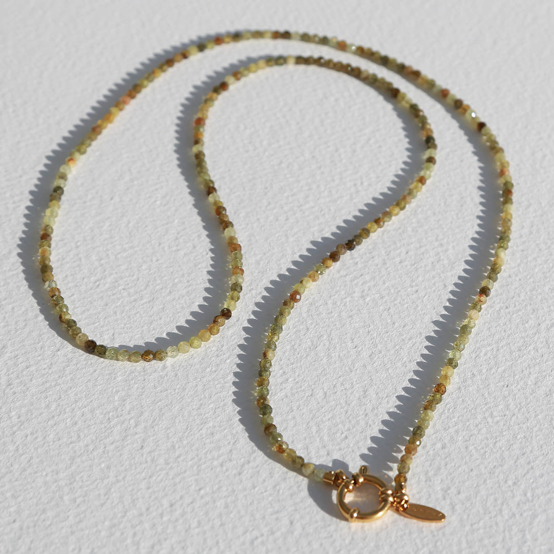 Long collier en grenat vert facetté
