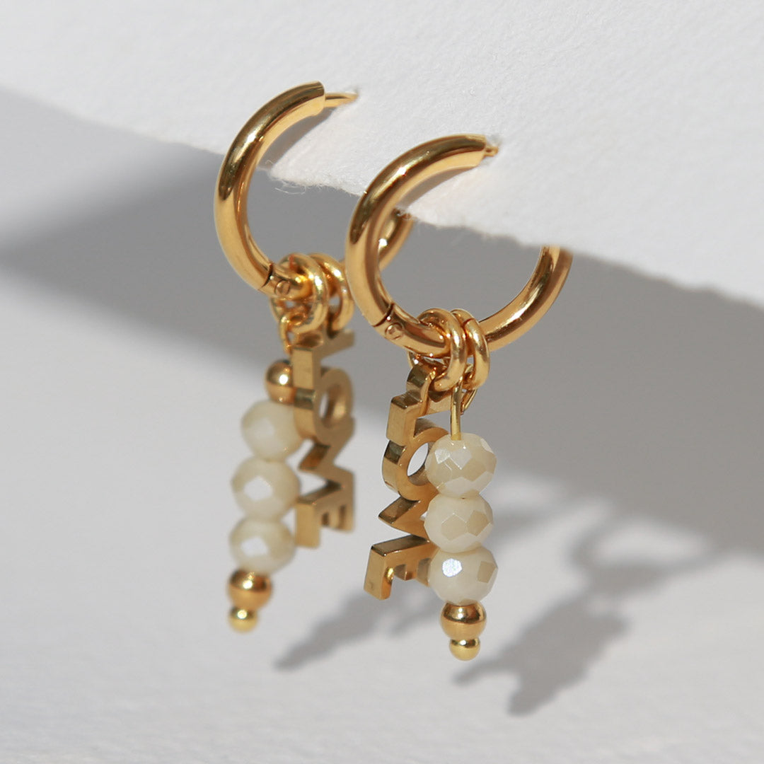 Goldene Ohrringe facettiert Liebes creme