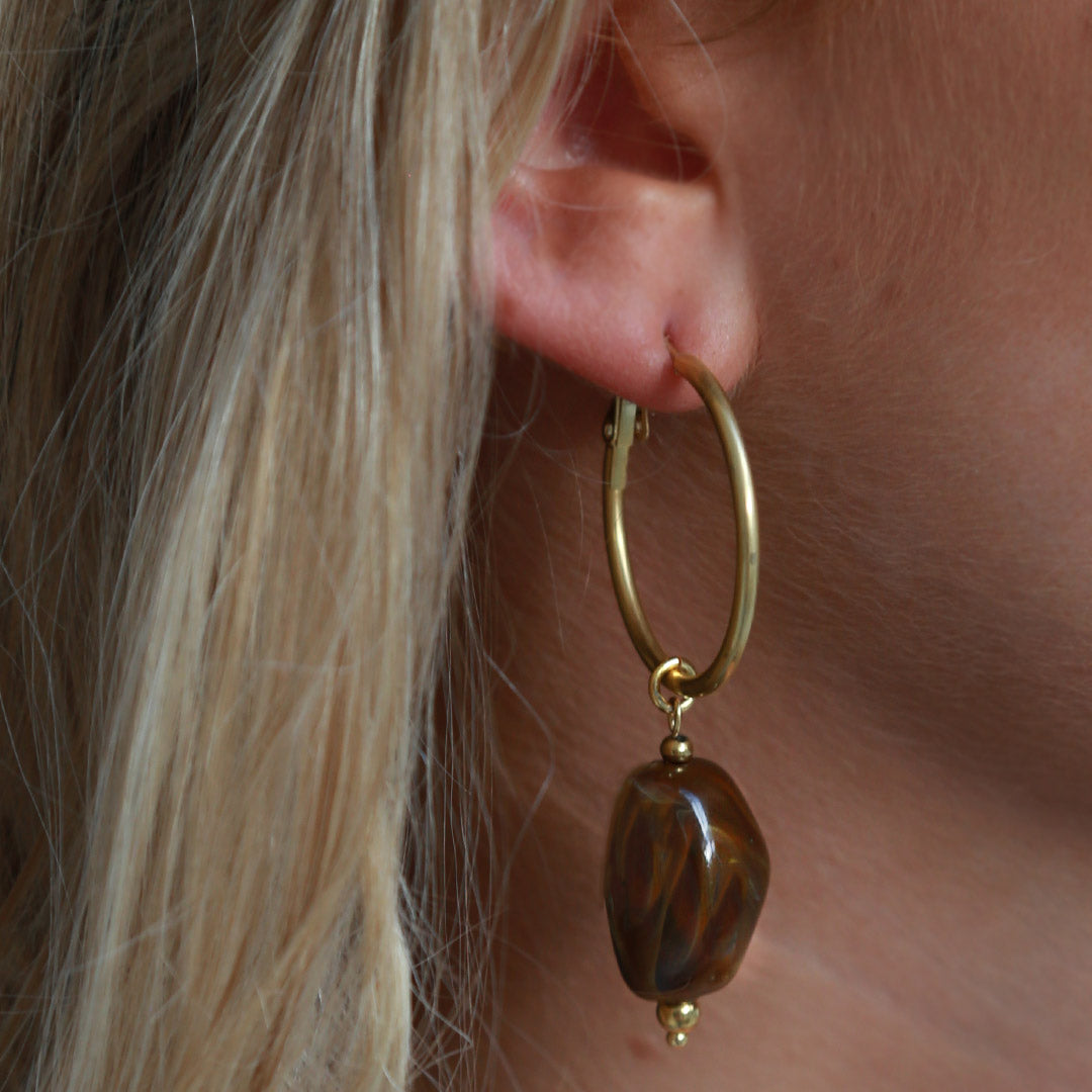 Pendientes rocas marrones