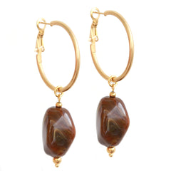 Pendientes rocas marrones