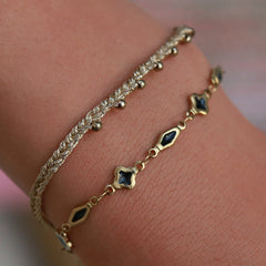 Armband mit schwarzen charms
