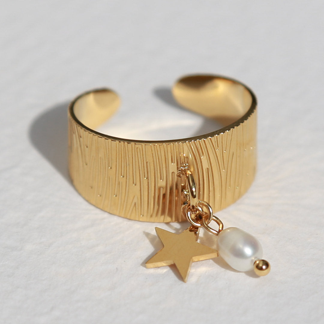 Gold ring pearl star