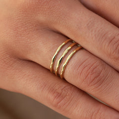 Anillo de oro con líneas martilladas