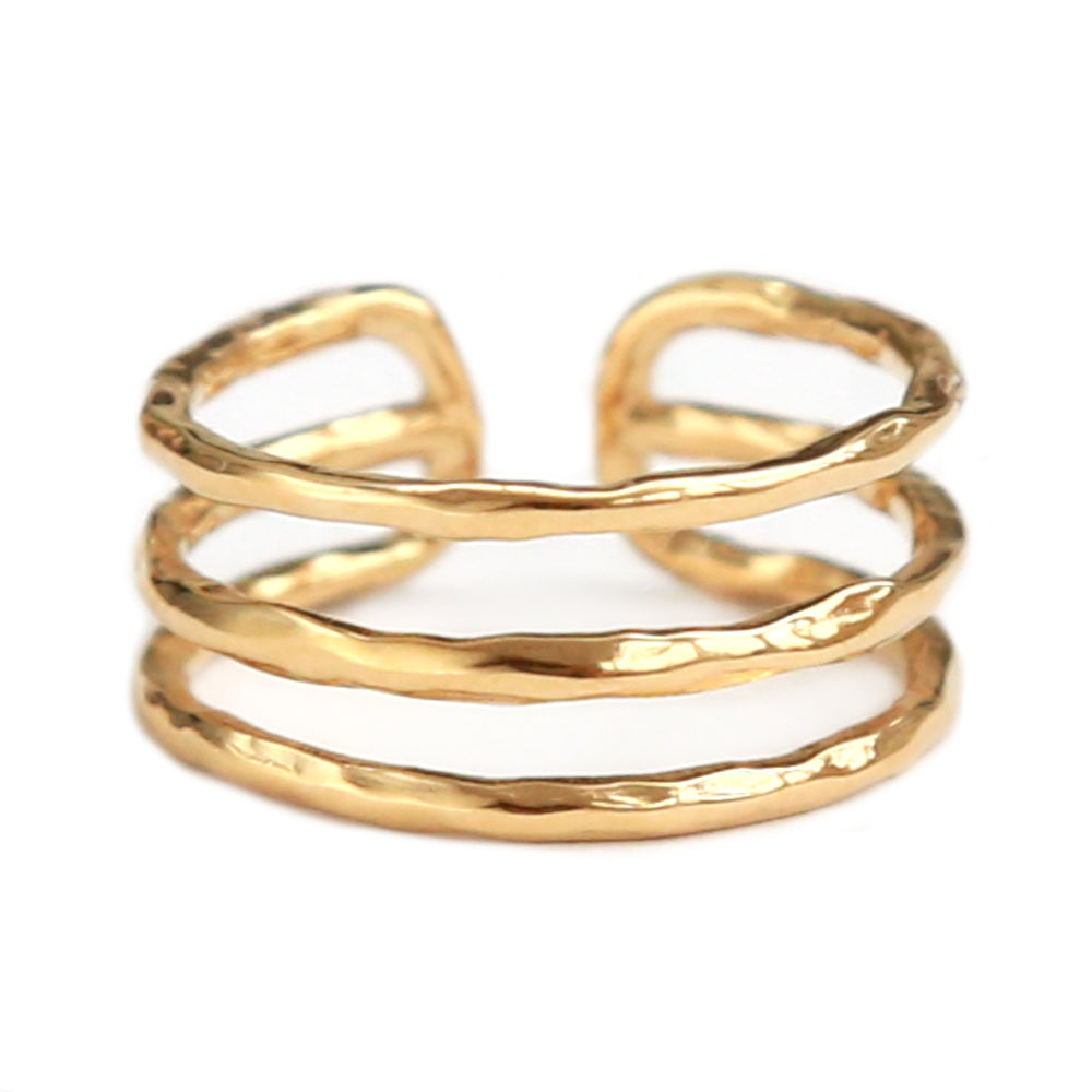 Anillo de oro con líneas martilladas