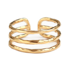 Anillo de oro con líneas martilladas
