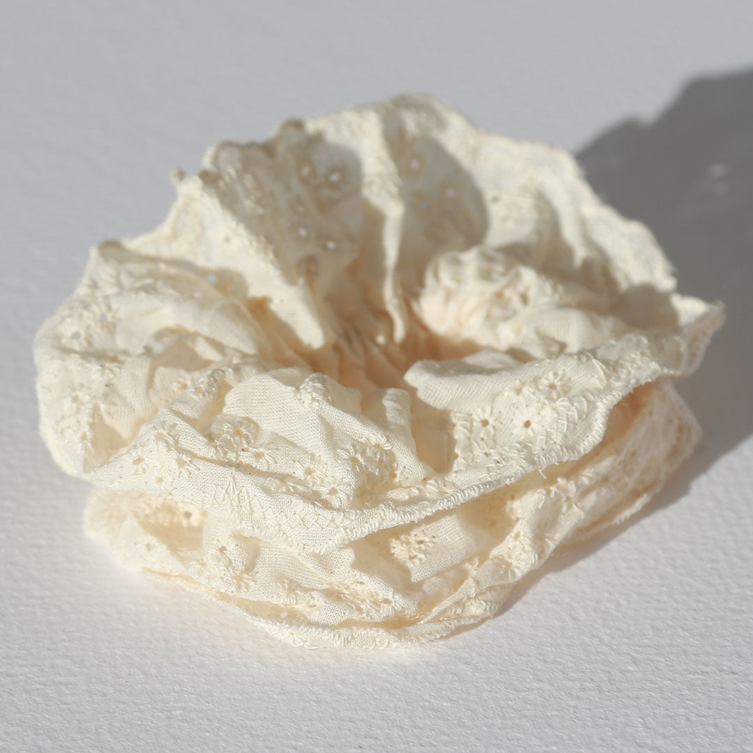 Scrunchie broderie creme