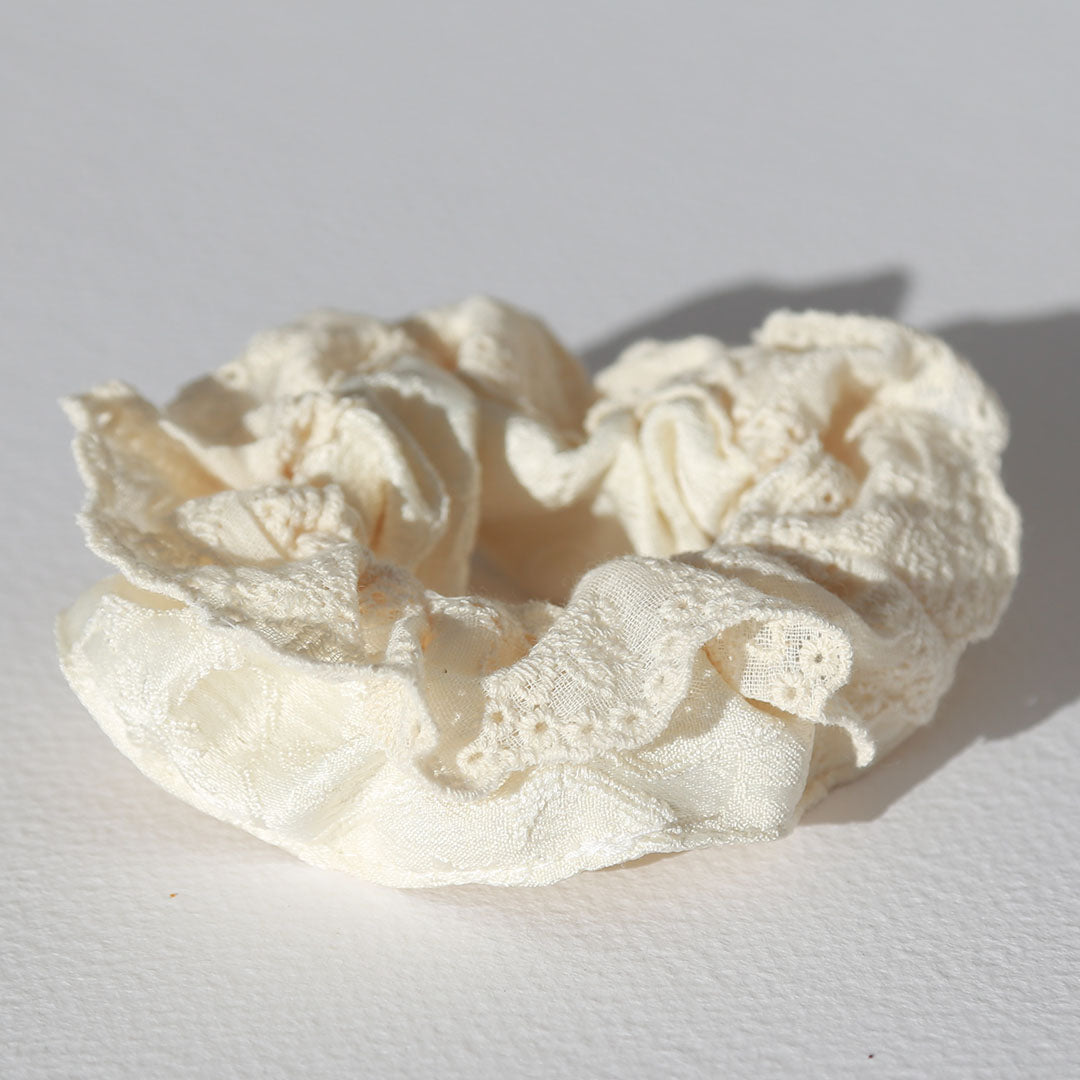Scrunchie broderie satijn creme