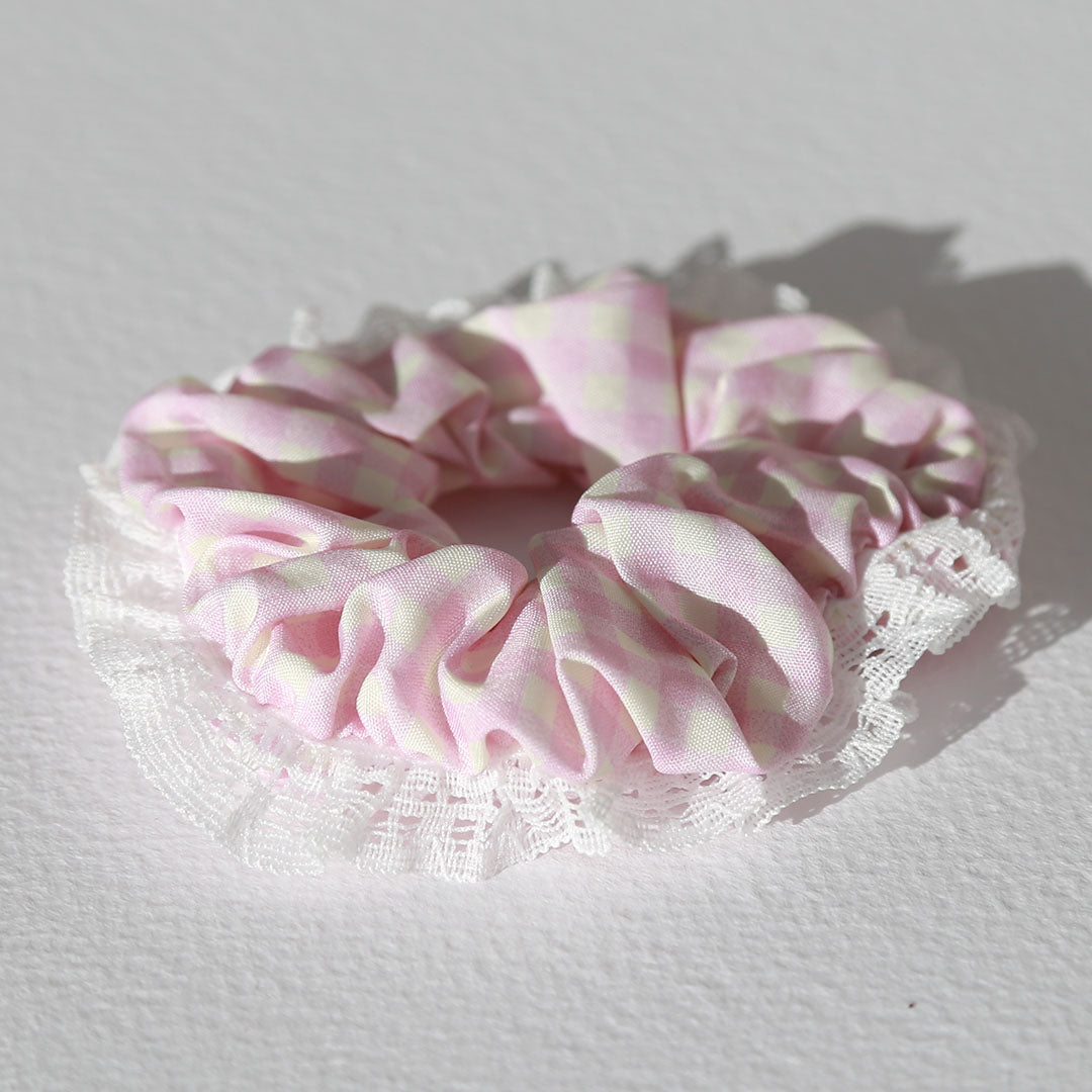 Scrunchie ruit roze kant