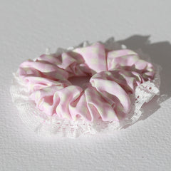 Scrunchie ruit roze kant