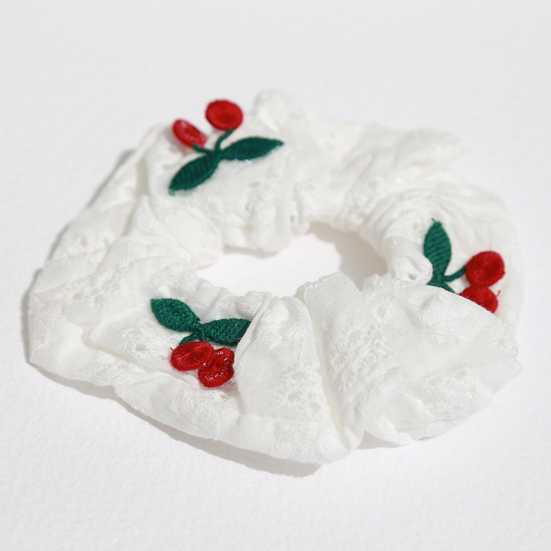 Scrunchie wit broderie kersje